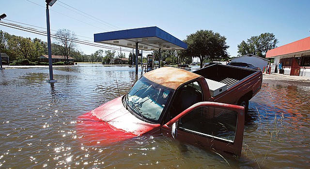 Água alagou ruas e invadiu casas na Carolina do Norte. Foto: Jonathan Drake/Reuters